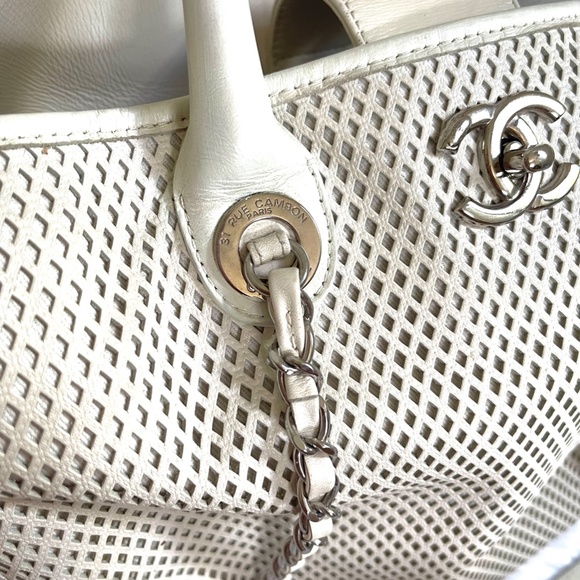 [ SOLD ] CHANEL White Mesh Handbag Tote - Picture 3 of 12